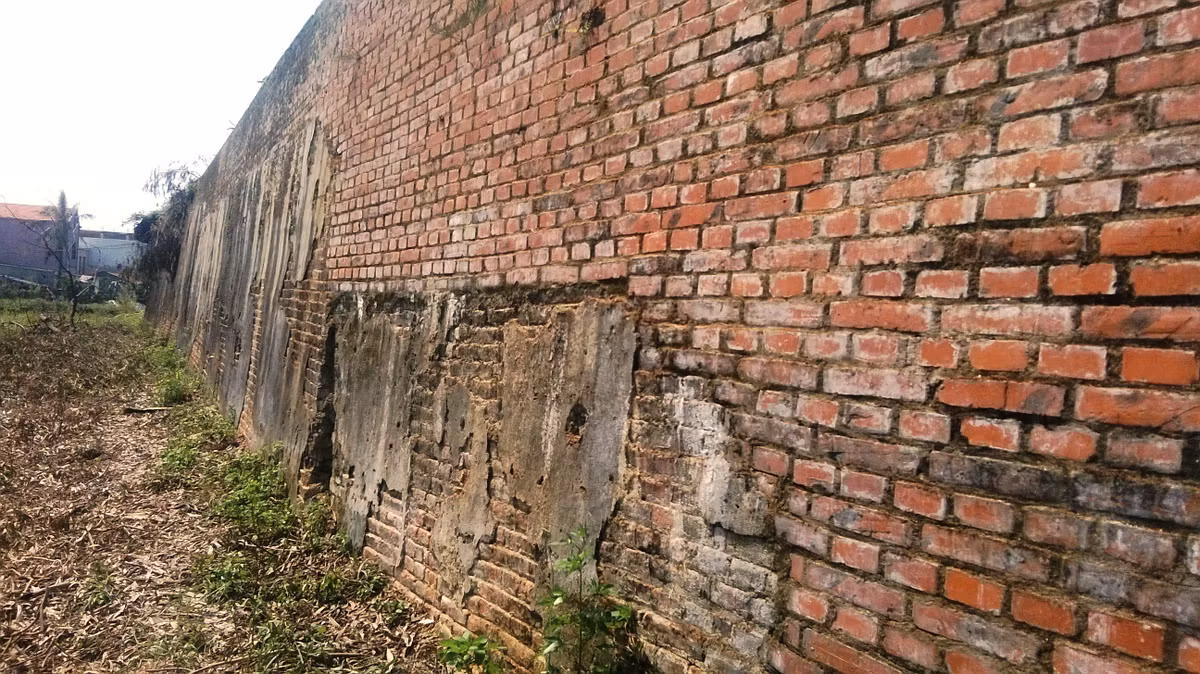 Đến thế kỷ XVII, mảnh đất thành Đồng Hới là vùng tranh chấp đất đai, quyền lực giữa hai tập đoàn phong kiến Trịnh - Nguyễn suốt 45 năm (1627 -1672).