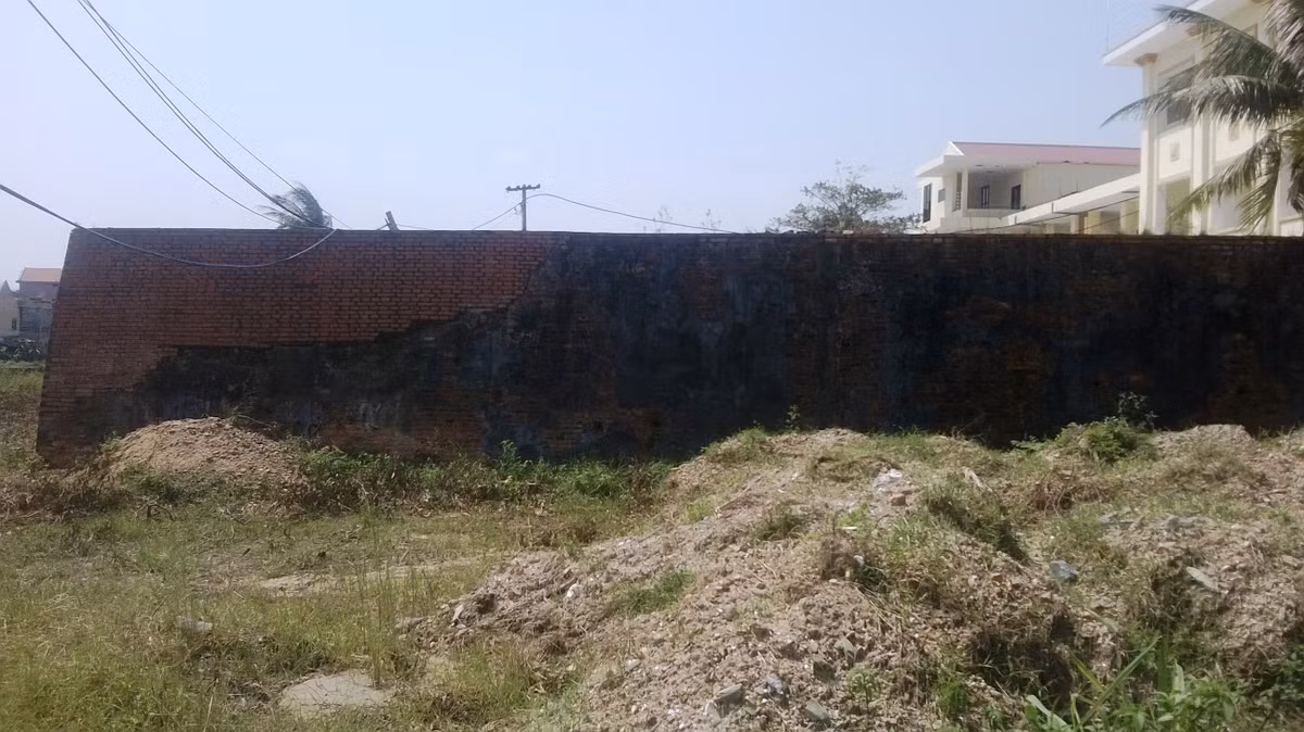 Chu vi thành 465 trượng (1.860m), cao 1 trượng (4m). Mặt thành rộng 1m35, móng thành dày 2m. Mặt chính của thành quay về hướng Tây. Thành có 3 cổng lớn Bắc - Nam - Đông, trên cổng có vọng canh 8 mái. Cổng thành xây uốn kiểu tam quan thông ra ngoài bằng chiếc cầu gạch cũng xây kiểu vòm cuốn xinh xắn.