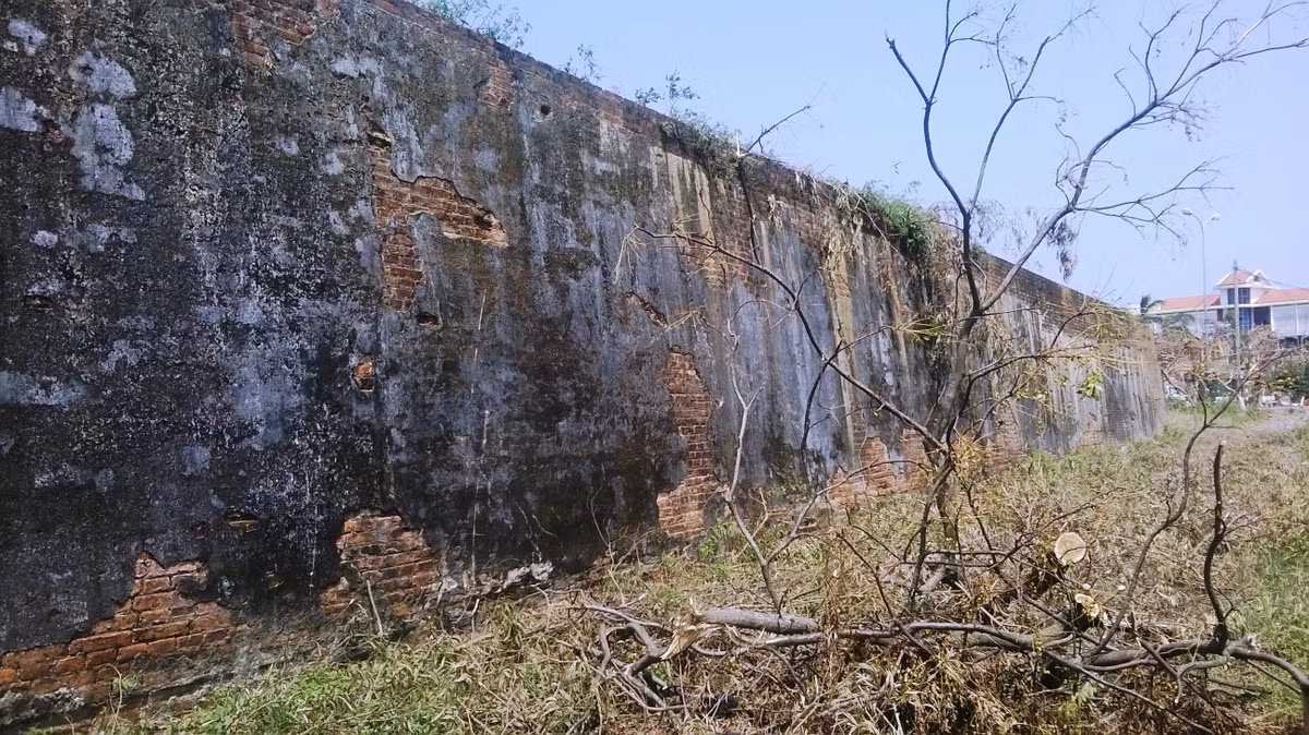 Ngày 16/6/1957, quân và dân Quảng Bình vinh dự được đón Bác Hồ kính yêu vào thăm và nói chuyện. Thành Đồng Hới rợp cờ hoa và biển người đón Bác.