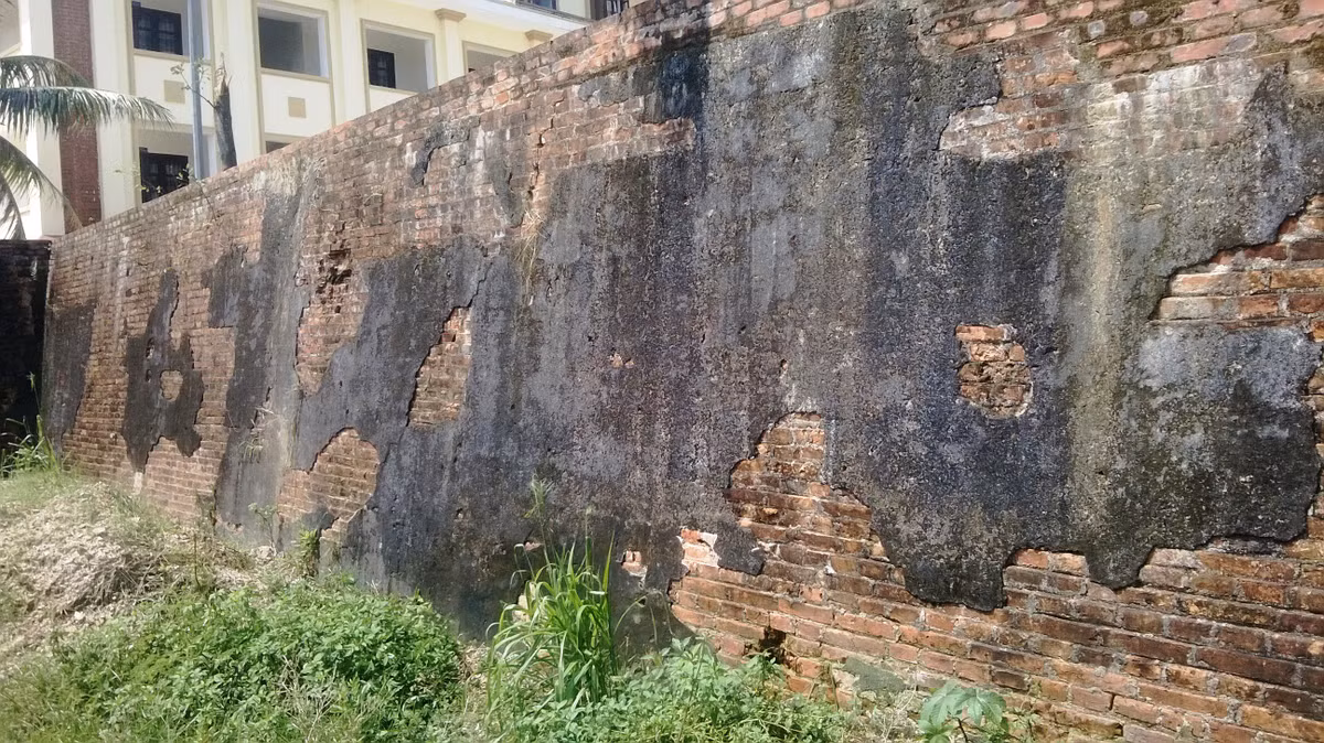 Thành xây bằng gạch, vữa bằng mật mía trộn cát (không tô trát). Gạch có độ nung cao, loại gạch to (gạch vồ) có hai loại: 0,3m x 0,3m x 0,06m và 0,28 x 0,14 x 0,06. Các đầu múi khế là các vọng lâu và là những sở chỉ huy trực tiếp khi có các cuộc chiến đấu xảy ra. Năm 1842, Thiệu Trị lên ngôi được hai năm, ông đã đi Bắc tuần Động Hải và ra lệnh cho quan Thượng thư Bộ công và quân dân địa phương tu sửa lại thành và các luỹ cũ chắc chắn hơn.