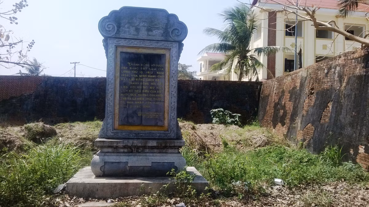 Thành cổ Đồng Hới gắn với nhiều sự kiện lịch sử đáng nhớ của mảnh đất Quảng Bình anh dũng. Thành cổ tọa lạc tại phường Hải Đình, TP Đồng Hới, tỉnh Quảng Bình, cách cửa biển Nhật Lệ 1.500m. Đây là di tích kiến trúc - nghệ thuật thành luỹ quân sự được xây dựng từ năm Gia Long thứ 16 (1812) bằng đất.