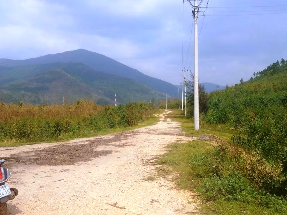 Khoảng 500 mét cuối cùng là đường đất, sẽ khó khăn cho di chuyển.