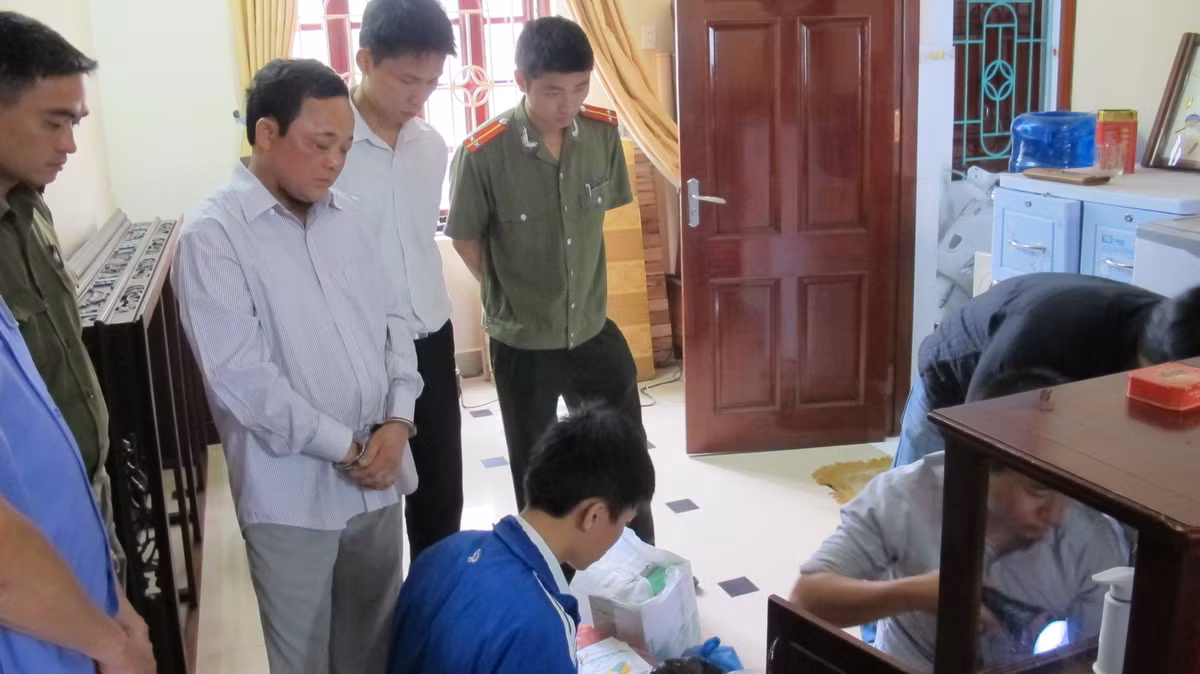 Đại diện CA tỉnh Quảng Trị cho biết, đối tượng Nguyễn Văn Thúy và Mẫn Thị Duyên bị khởi tố về hành vi làm giả hài cốt, di vật, nơi chôn liệt sĩ theo Điều 139 Bộ luật Hình sự về tội lừa đảo, chiếm đoạt tài sản.