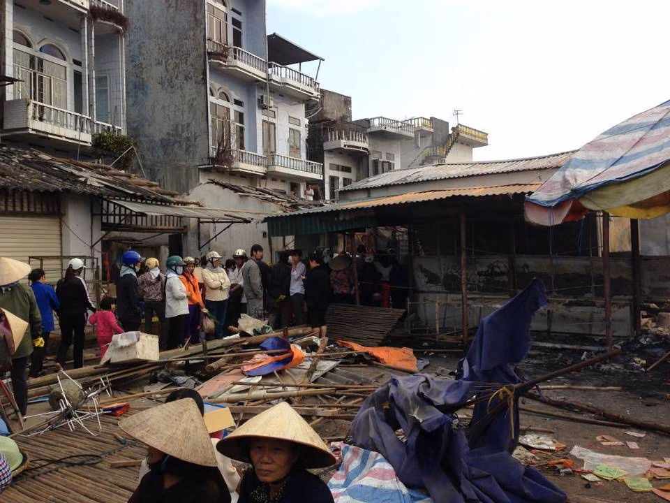 Đứng nhìn những gian hàng là tài sản của mình bị "bà hỏa" thiêu đốt, hàng trăm tiểu thương khóc ròng...