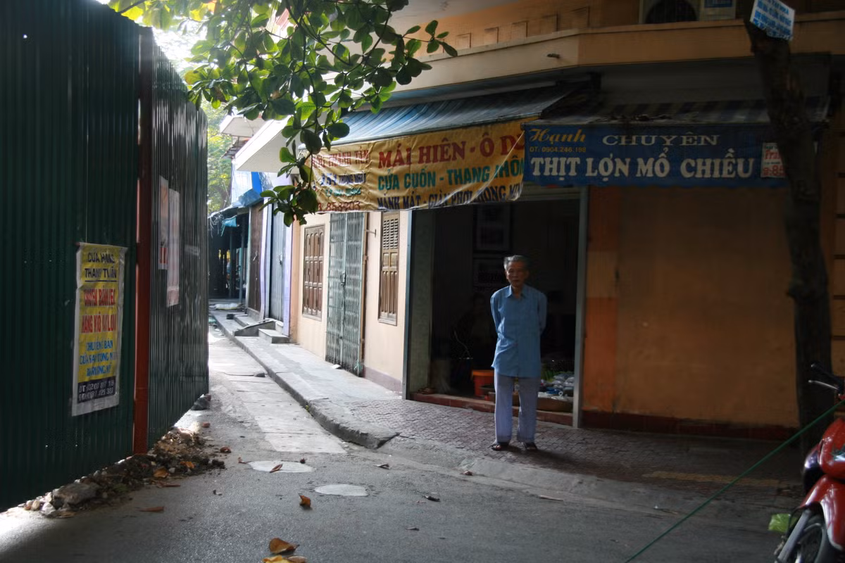 Nhiều hộ dân sống quanh khu vực TTTM Hải Dương tại đường Mạc Thị Bưởi (phường Trần Phú) được đi sơ tán, nhưng họ đã trở lại, tiếp tục kinh doanh vì phải mưu sinh