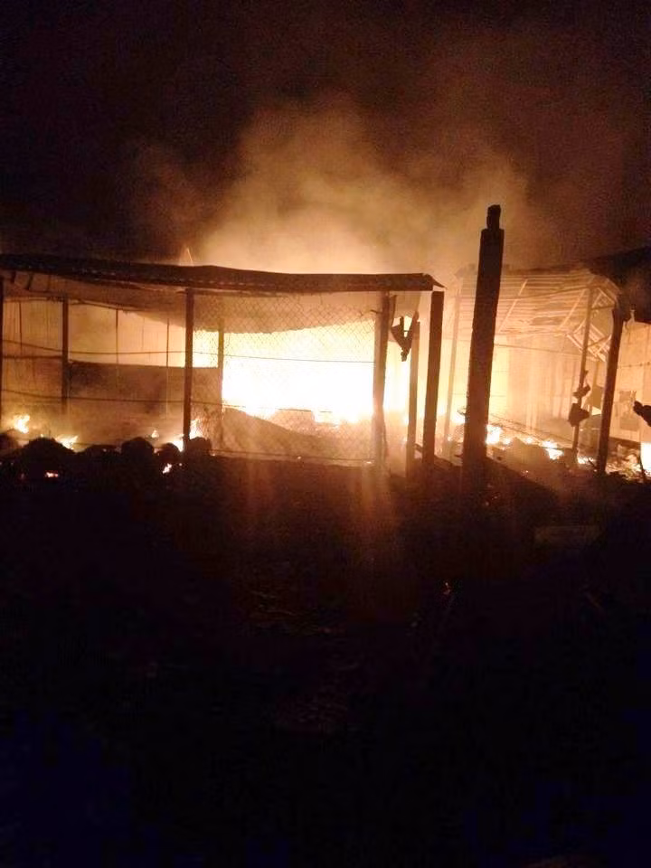 Vụ cháy đã thiêu trụi hơn trăm gian hàng. Ảnh: Hoàng Thiêm