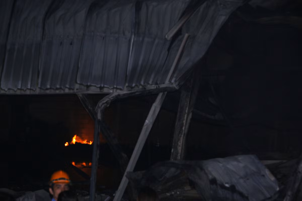 Những đám lửa vẫn âm ỉ cháy bên trong.