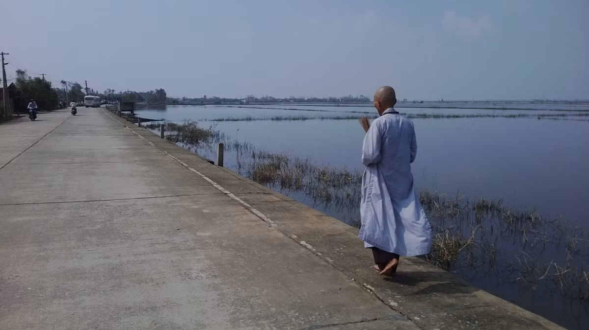 Sự đặc biệt của vị tu hành không chỉ bởi những bước chân trần, mà chính là xuất phát từ tấm lòng thành kính hướng đến Đại tướng.