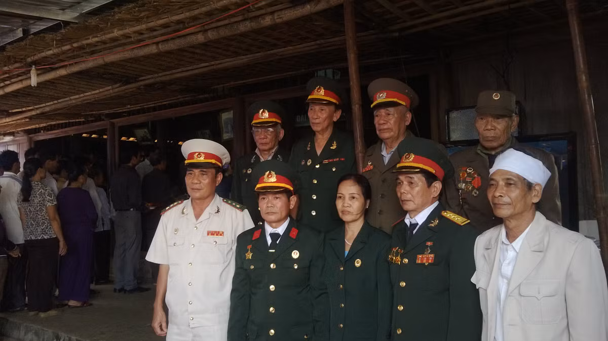 Đoàn chiến sĩ Điện Biên tại Huế vào viếng Đại tướng tại nhà lưu niệm