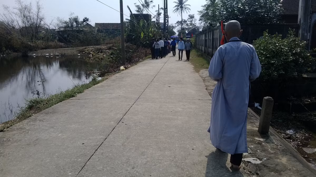 Theo vị cư sĩ tâm sự, ông rất kính nể Đại tướng Võ Nguyên Giáp, người anh hùng kiệt xuất của dân tộc, dù ít khi ra khỏi nhà nhưng lễ viếng Đại tướng, ông muốn đến thắp hương kính viếng để cầu cho Đại tướng luôn yên bình miền cực lạc.