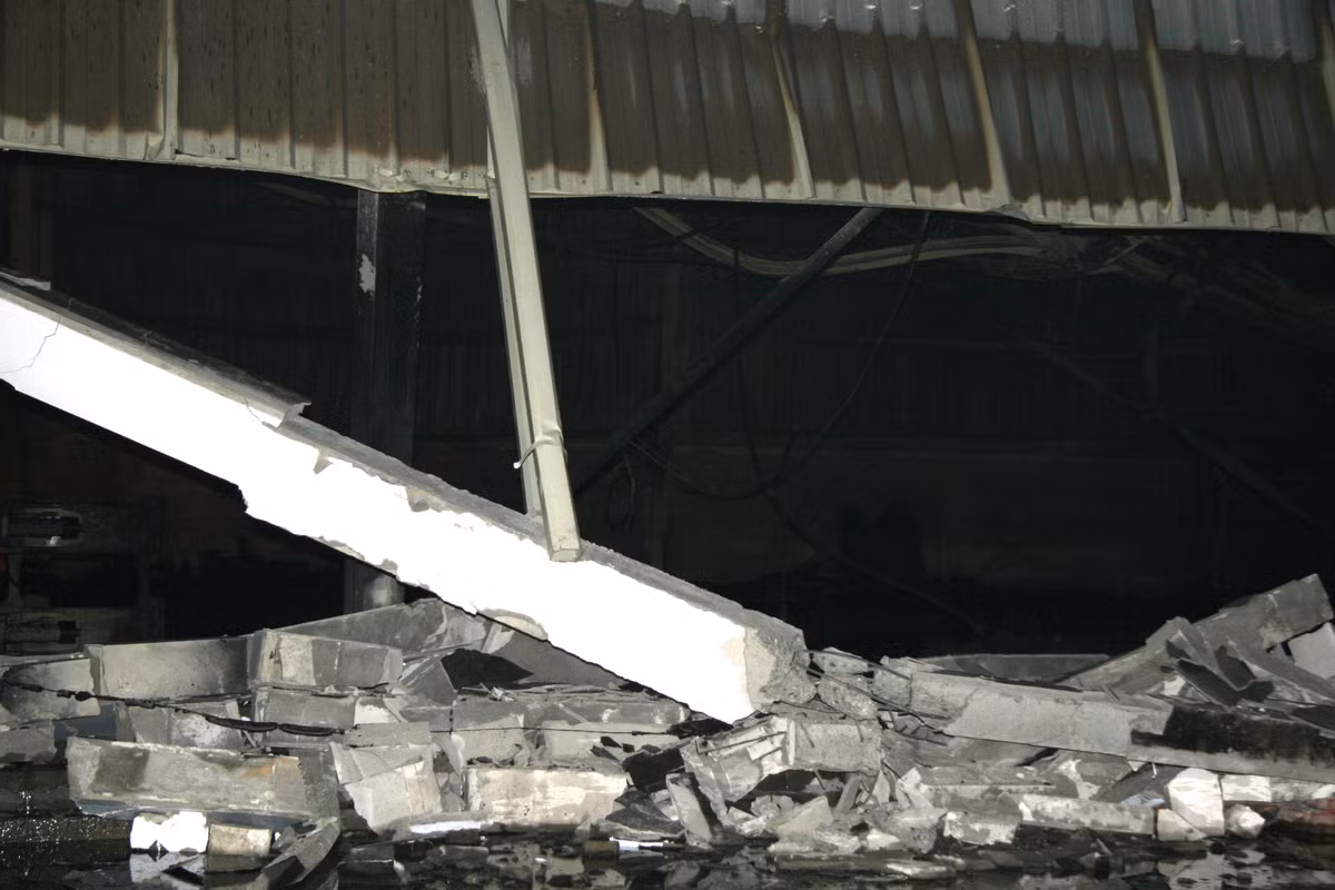 Ở xưởng giấy, nơi bùng lên ngọn lửa, đến 19h 45 tối ngày 25/10, lực lượng cứu hỏa đã khống chế được ngọn lửa nhưng chỉ còn lại những đống đổ nát.