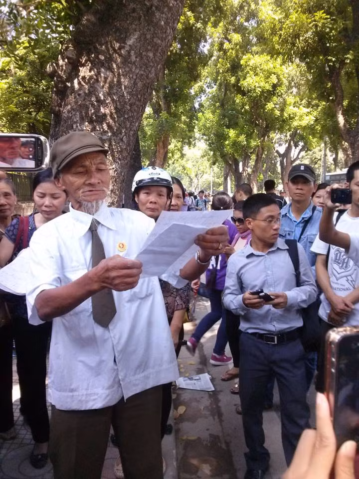 Ông Hưng, người lính già đang đọc "điếu văn"