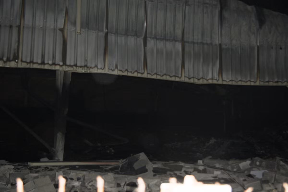 Các trụ cột sắt bị hư hỏng nặng.