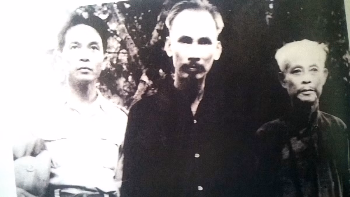 Ảnh Chủ tịch Hồ Chí Minh và Đại tướng Võ Nguyên Giáp tại Bảo tàng Quảng Bình