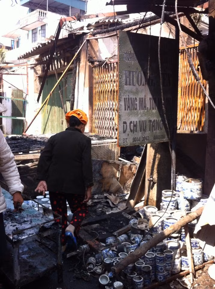Họ đi tìm lại tài sản còn xót lại sau vụ cháy và mong cơ quan chức năng sớm điều tra làm rõ nguyên nhân, hỗ trợ tiểu thương để kinh doanh trở lại...