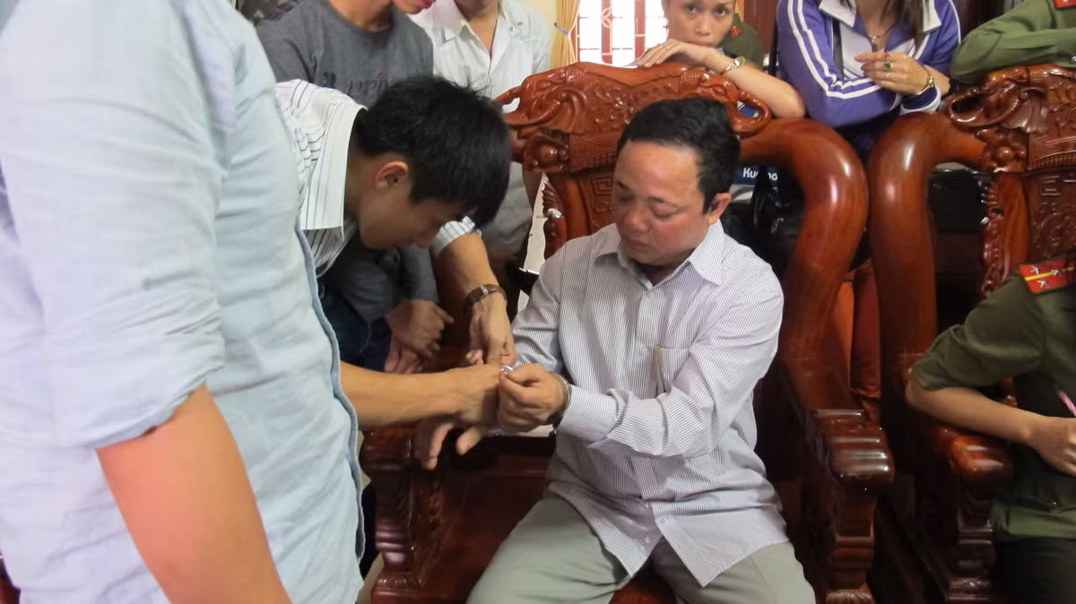 "Nhà ngoại cảm" Thúy đã phải tra tay vào còng số 8.