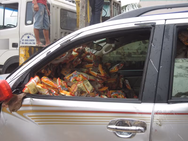 Chiếc xe được vớt lên, bên trong vẫn còn nhiều gói mì tôm cứu hộ.