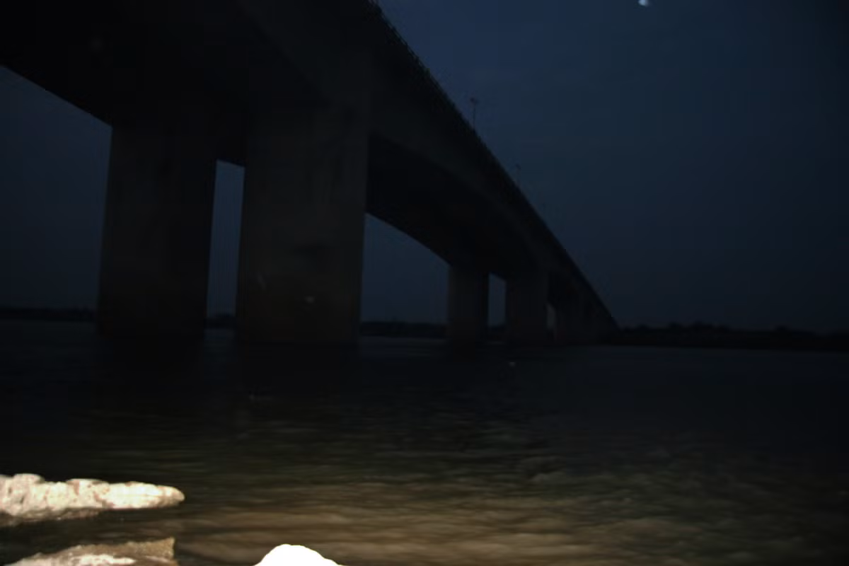 Nhiều khả năng xác nạn nhân vẫn ở khu vực chân cầu Thanh Trì...