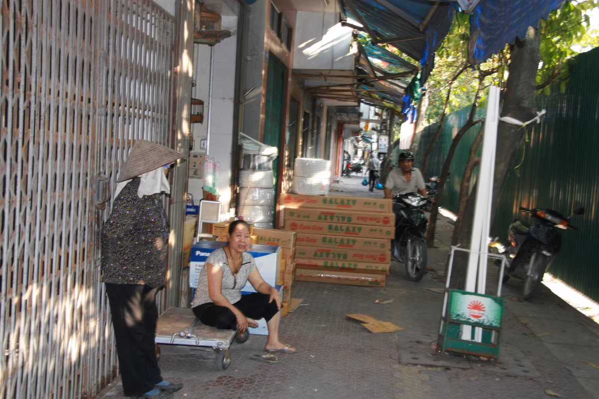 Biết là rất nguy hiểm khi ở gần công trình xuống cấp nghiêm trọng nhưng họ vẫn phải chấp nhận sống trong sợ hãi để kiếm sống