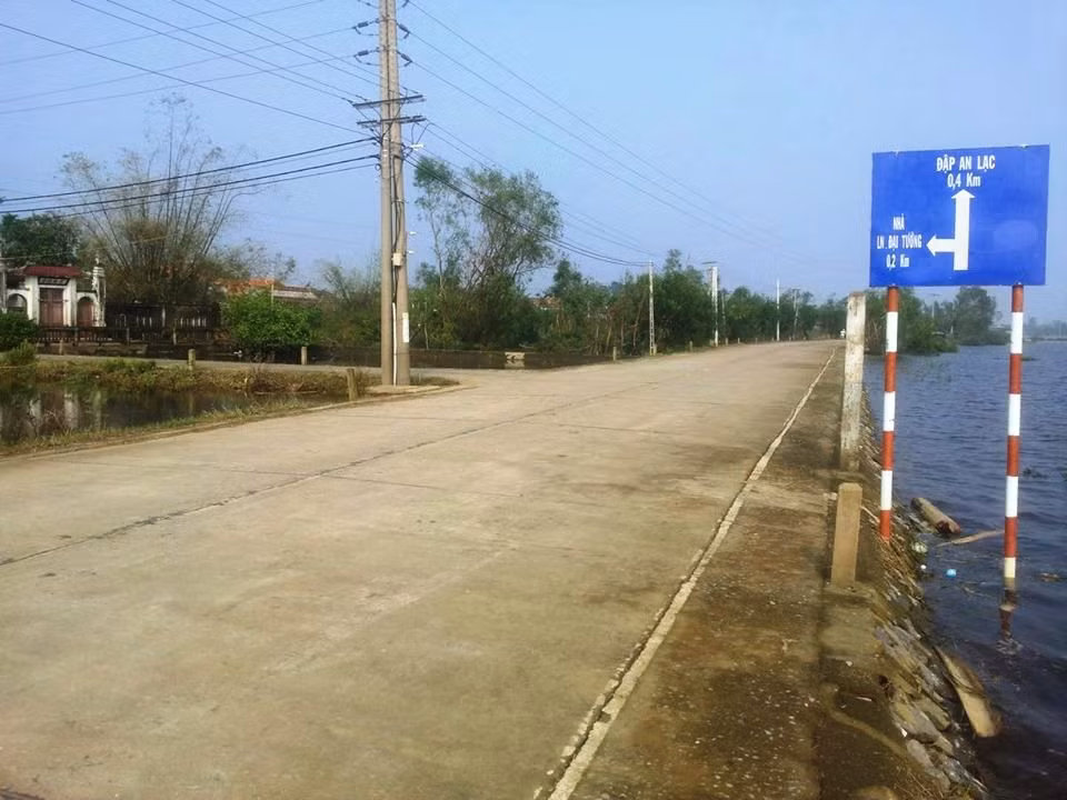 Từ quốc lộ 1A (huyện Quảng Trạch) tới khu Vũng Chùa khoảng 2 km, nhưng đường khá hẹp.