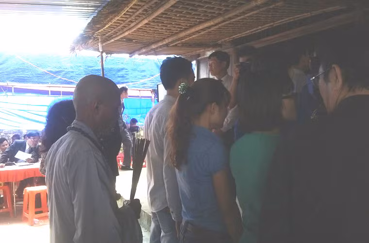 Trước ban thờ Đại tướng, ông thắp nhang tri ân vị Anh hùng dân tộc.