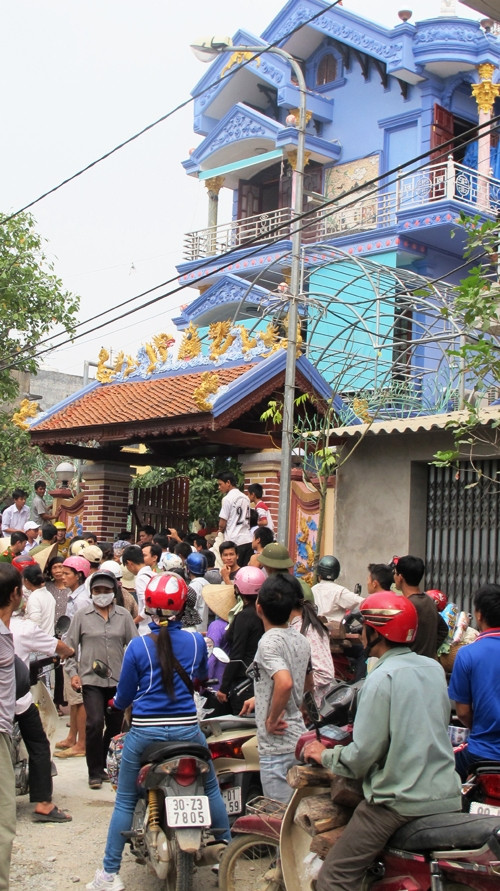 Người dân chưa hết bàng hoàng về việc "nhà ngoại cảm" Thúy bị bắt bởi hành vi lừa đảo việc tìm mộ liệt sĩ (Ảnh: Báo QĐND)