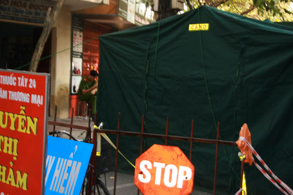 Lực lượng chức năng vẫn dựng lán để trông coi