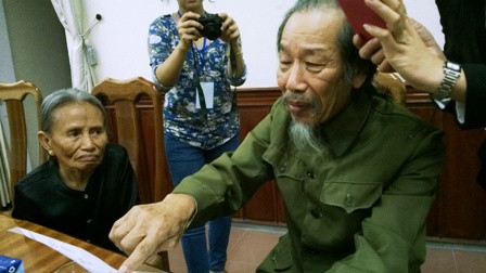 Hình ảnh xúc động nhất là cụ Trương Quang Phúc, Chủ nhiệm câu lạc bộ Hán Nôm tại thành phố Đồng Hới, người đứng lặng lẽ hướng đôi mắt buồn sâu thẳm về nơi đang diễn ra lễ viếng. Ông mang theo bài thơ từng viết tặng Đại tướng từ những năm 50. Đọc bài thơ ấy, đôi mắt ông rưng rưng lệ: “Hưng Đạo Vương chiến thắng Mông Nguyên/ Võ Đại tướng hoành phi Pháp Mỹ/ Lưỡng tướng tài Việt Nam bất hủ/ Tránh hoàn cầu tự cổ lai hy”.