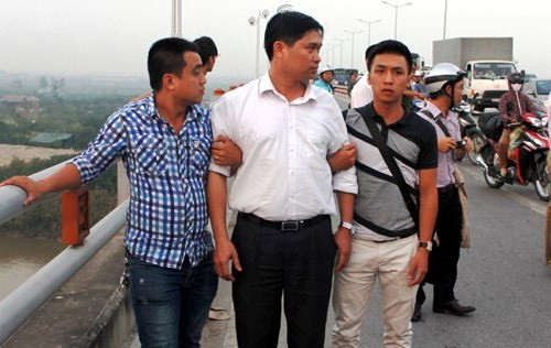 BS Nguyễn Mạnh Tường (áo trắng), kẻ ném xác nạn nhân phi tang tại buổi thực nghiệm hiện trường.