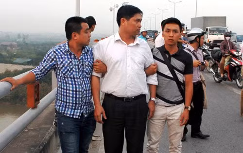 BS Nguyễn Mạnh Tường (áo trắng), kẻ ném xác nạn nhân phi tang tại buổi thực nghiệm hiện trường.