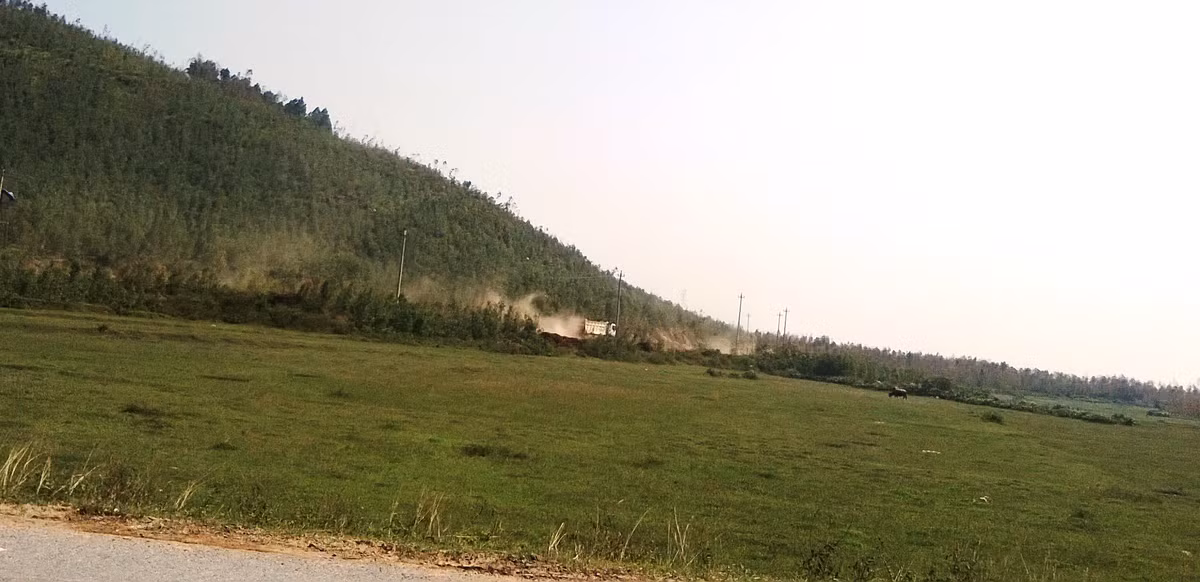 Thông tin từ UBND tỉnh Quảng Bình, Bộ Quốc Phòng đang hỗ trợ rà soát bom mìn xung quanh khu vực an táng của Đại tướng Võ Nguyên Giáp. Trao đổi với Kiến Thức, ông Đinh Tiến Dũng, Phó bí thư xã Quảng Đông cho biết: Trước đây khu vực Vũng Chùa - Đảo Yến từng bị địch ném bom mìn, khi thực hiện dự án đã rà soát. Ông Trần Ngọc Tri, Trưởng thôn Thọ Sơn chia sẻ: Cách đây 2 ngày, thôn cũng cử người dân đi phát quang cây cỏ khu vực dẫn lên nơi Đại tướng an nghỉ. Trong ảnh: Đường dẫn vào khu an nghỉ Đại tướng nhìn từ phía xa.