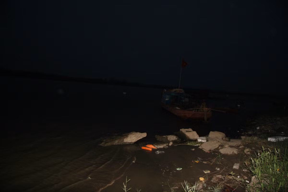 Khu vực sông Hồng mà cầu Thanh Trì bắc qua có nhiều vũng xoáy, nhiều hốc ở lòng sông. Do đó, nhiều người tìm kiếm xác cho rằng, có thể xác nạn nhân khi bị ném xuống vướng vào hốc đá, mất nhiều thời gian để trương rồi nổi lên