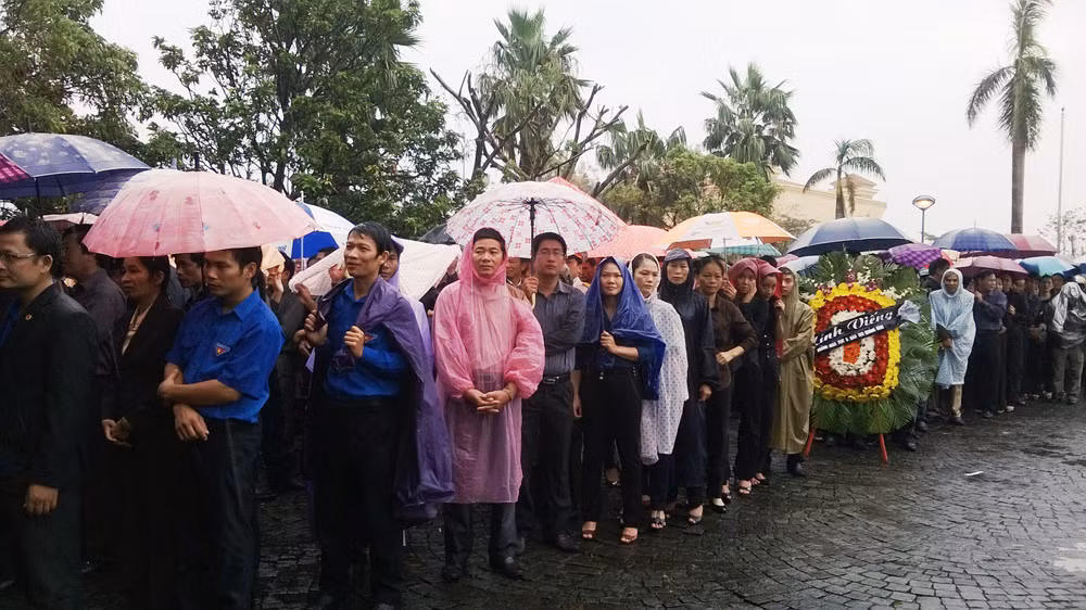 Trời mưa nặng hạt, đồng bào vẫn có mặt đông kín trụ sở UBND tỉnh để tiễn biệt Đại tướng Võ Nguyên Giáp. Đôi mắt ai cũng đẫm lệ trào.