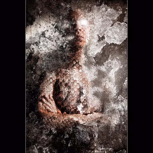  Lý thuyết nguyên tử. Sage Kanad, người sống ở năm 600 trước Công nguyên, được công nhận là người sáng lập ra lý thuyết nguyên tử, đã phân loại vạn vật được tạo thành từ 9 yếu tố (đất, nước, ánh sáng/lửa, gió, tinh không, thời gian, không gian, tâm trí và linh hồn). Ông tuyên bố rằng mọi vật đều được tạo ra từ các nguyên tử, chúng liên kết với tạo thành phân tử, từ 2.500 năm trước khi John Dalton, được coi là người sáng tạo ra thuyết nguyên tử của phương tây, tìm ra thuyết này. Hơn thế nữa , Kanad còn mô tả kích thước và sự chuyển động của nguyên tử cũng như tương tác hóa học giữa chúng.