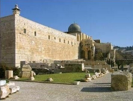 Bức tường khóc Jerusalem “rơi nước mắt” báo hiệu ngày cùng thế giới? Thành phố linh thiêng Jerusalem của Israel đã xuất hiện một hiện tượng dị thường rất ít gặp trong tháng 7 năm 2002. Một vết nước chảy ra từ hòn đá trên bức tường khóc nổi tiếng như đang thực sự rơi lệ. Bức tường khóc có những giọt nước chảy ra chiếm khoảng 10cm x 40cm diện tích của tường. Những giọt nước đó chảy ra từ bức tường nằm tại khu vực hành hương của đàn ông, lệch về bên phải phiến đá trung gian, vị trí này tiếp cận với đường phân cách khu vực hành hương của phụ nữ. Nước liên tục chảy ra từ bức tường khóc. Việc nước chảy ra có thể do đường ống thải do nhân viên quản lý lắp đặt trước đây. Nhiều người cho rằng nước bị rò rỉ là chuyện bình thường. Tuy nhiên, giọt nước không bay hơi, cũng không loang rộng ra, chỉ tạo thành đúng hình giọt nước nước mắt thì thực sự là một điều bí ẩn. Một số Giáo phái thần bí của Do Thái giáo còn đề cập đến một số lời tiên tri trong sách của họ, nếu như bức tường khóc chảy nước mắt, đó chính là điềm báo trước về ngày tận thế.