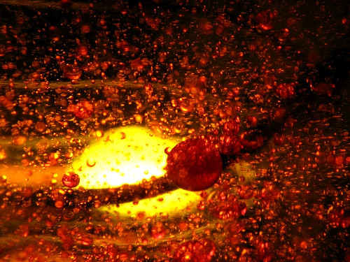 Về Thái dương hệ. Người Hindu cổ đại là người đầu tiên đề xuất khái niệm Thái dương hệ nhật tâm (lấy Mặt trời làm trung tâm). Tốc độ ánh sáng đã được tính ra là 185,016 dặm / giây. Họ thậm chí đã tính được khoảng cách từ Trái đất đến Mặt Trăng bằng 108 lần đường kính của Mặt trăng và Trái đất tới Mặt trời là 108 lần đường kính của Mặt Trời. Những con số vẫn có giá trị đến tận thời hiện đại ngày nay. Tất cả những tuyên bố này đã xuất hiện ngàn năm trước khi nhà khoa học nổi tiếng Galileo công nhận rằng Mặt trời là trung tâm của hành tinh hệ và Trái đất không phẳng.