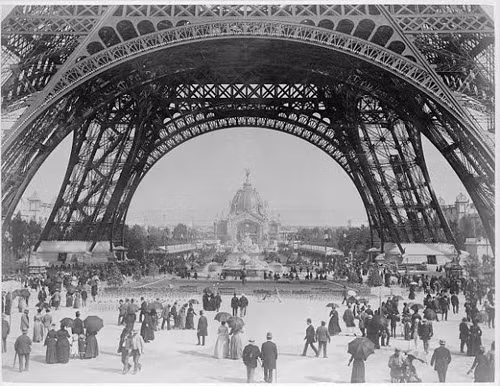 Tháp Eiffel được xây dựng cho Hội chợ Thế giới Paris năm 1889.