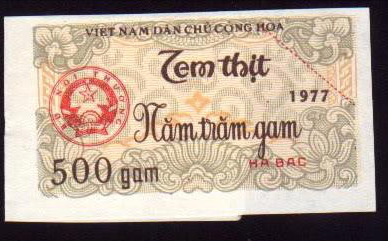 Tùy theo từng đối tượng mà Nhà Nước phân phối cho sử dụng số lượng thực phẩm, hàng hóa khác nhau. Khi ấy, người có tiền chưa chắc đã mua được tem phiếu. Đây là tem mua thịt 500 g năm 1977.