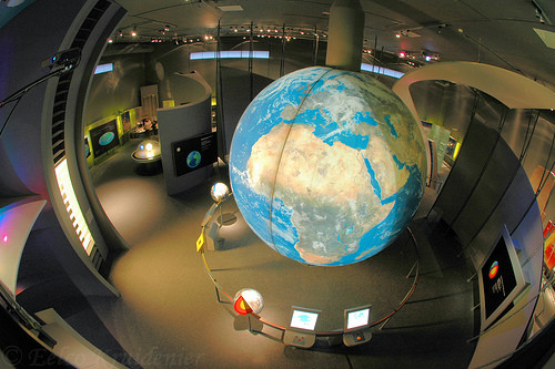 Thời gian Trái đất quay quanh Mặt trời. Nhà toán học Hindu nổi tiếng, Bhaskaracharya, trong quyển chuyên luận Surya Siddhanta của mình, đã tính toán thời gian cần cho Trái đất quay quanh Mặt trời có độ chính xác lên tới chín chữ số thập phân (365,258756484 ngày). Đo lường hiện đại ngày nay xác định số này là 365.2564 ngày. Nếu giả định về con số ngày nay là chính xác thì sai số của Bhaskaracharya chỉ có 0,0002%.