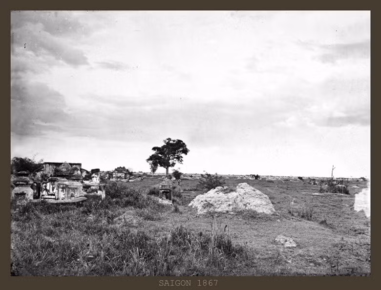 Mồ mả trên một cánh đồng.