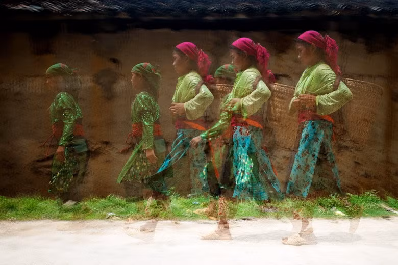 Trên đường về bản.