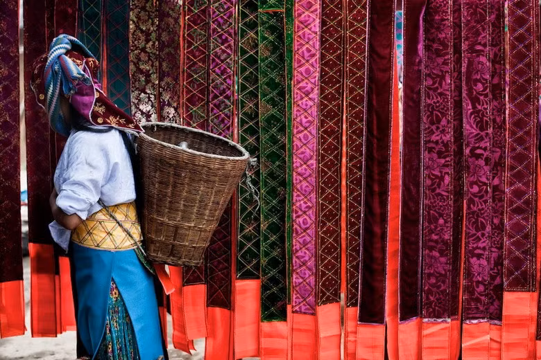 Sắc màu thổ cẩm.