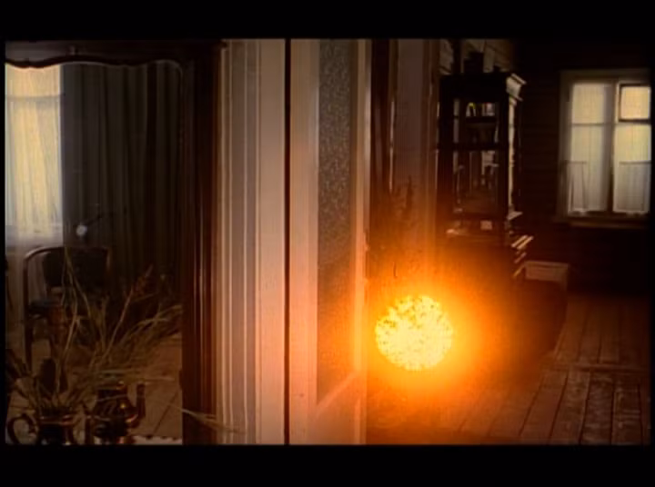 Trong thế kỷ 20, có rất nhiều báo cáo về hiện tượng sét hòn, như việc chúng bay vào nhà, lượn lờ trên lò nướng trong bếp, bay lang thang dọc lối đi các dãy ghế trong máy bay dân dụng, đuổi theo một chiếc ô tô, hoặc phát nổ làm cho hệ thống điện bị hỏng…