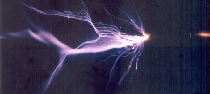 Trường hợp tử vong do sét hòn phát nổ đã được ghi nhận từ hàng trăm năm trước. Trong cơn bão ở vùng Devon, nước Anh vào ngày 12/10/1638, bốn người đã thiệt mạng và 60 người bị thương do sét hòn nổ trong một nhà thờ đông người tụ tập.