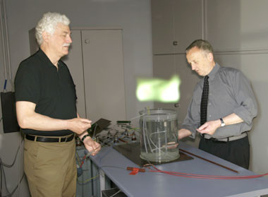 Một số thí nghiệm khoa học đã tạo ra được hiện tượng tương tự sét hòn trong phòng thí nghiệm bằng những phương pháp khác nhau. Nhưng người ta vẫn chưa tìm thấy mối liên hệ nào giữa các thí nghiệm này với hiện tượng sét hòn xảy ra trong tự nhiên.