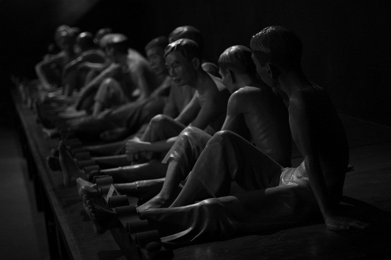 Hỏa Lò là một nhà tù do thực dân Pháp lập ra tại trung tâm Hà Nội. Đây từng là nơi giam giữ rất nhiều nhà cách mạng Việt Nam trong suốt thời kỳ đấu tranh chống ách đô hộ của thực dân Pháp. Những dãy xà lim tối tăm cùng chiếc máy chém – từng được dùng để hành hình rất nhiều chiến sĩ cách mạng - còn được lưu giữ tại khu di tích này sẽ đem lại trải nghiệm khó quên về một giai đoạn lịch sử đau thương của dân tộc.