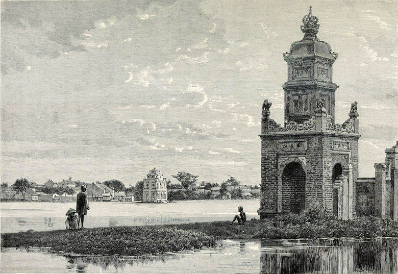 Phía sau chùa Báo Ân có tháp Hòa Phong, là ngọn tháp cao 3 tầng, tầng 1 có 4 vòm cửa nên còn gọi là tứ môn tháp, một kiến trúc thường thấy trong các công trình của Phật giáo, tầng 2 có bốn góc xây trụ vuông đặt tượng bốn con nghê đều hướng về phía Đông, tầng ba ghi “Hòa Phong Tháp”, trên đỉnh nhô cao có trang trí bầu hồ lô. Tranh khắc dựa trên ảnh tư liệu do bác sĩ Hocquard thực hiện năm 1884.