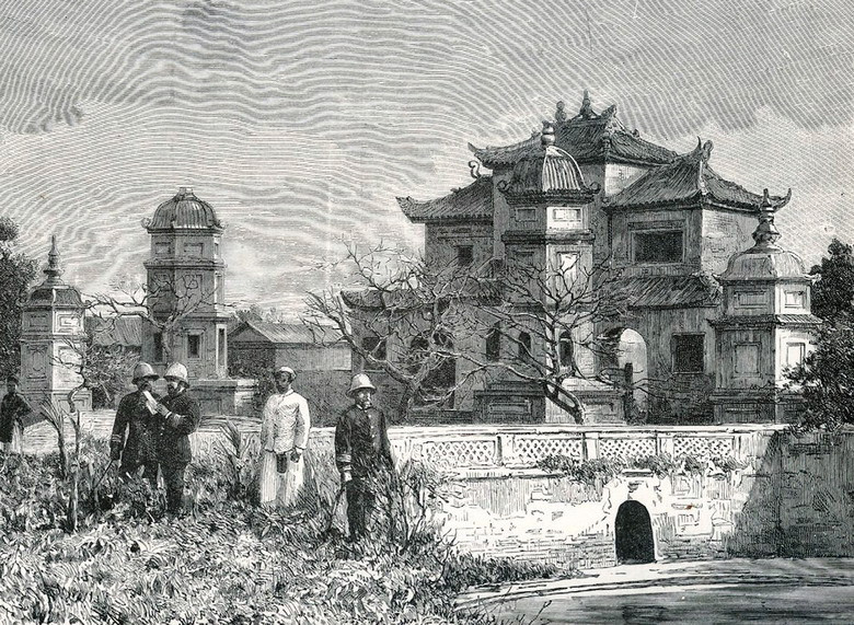 Bác sĩ Hocquard, đã chụp nhiều bức ảnh về chùa Báo Ân đã mô tả tỉ mỉ về ngôi chùa như sau: “Từ xa, tầm mắt khách thập phương đã bị những cái tháp chuông, cột trụ, tiểu tháp thu hút. Bước vào chánh điện, quy mô rộng lớn, giữa những hàng cột vàng son lộng lẫy, có đến trên hai trăm pho tượng thần Phật sắp hàng. Chính giữa là bàn thờ Đức Phật Thích Ca, cao 1m50, dát vàng từ đầu đến chân, ngồi trên tòa sen, đôi mắt lim dim nhìn xuống lòng bàn tay đặt ngửa trên đầu gối. Hai đại đệ tử đứng hầu hai bên…”.