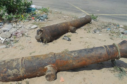 Tháng 3/2013, cơ quan chức năng TP. Phan Rang – Tháp Chàm (Ninh Thuận) đã thu giữ tại vựa phế liệu 2 khẩu súng thần công cổ bằng sắt đã gỉ sét, nặng hơn một tấn. Hai khẩu thần công có cùng khuôn mẫu, dài 2,15m, đuôi súng bịt kín có đường kính 37cm, đường kính ngoài đầu nòng 25cm. Ảnh: Lao Động.