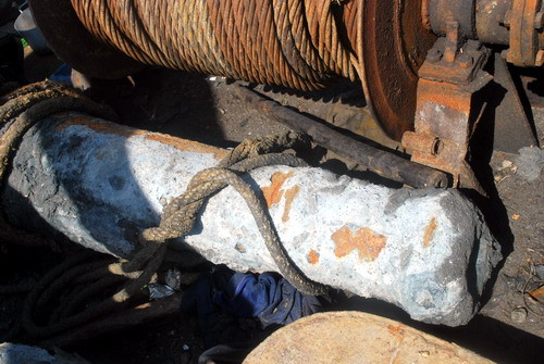 Tháng 1/2013, một đơn vị nạo vét luồng lạch cảng Quy Nhơn đã phát hiện một khẩu súng thần công có chiều dài 2,4m, đường kính miệng 0,2 m, nặng khoảng 300 kg nằm dưới lòng đầm Thị Nại. Đây là khẩu súng thần công có nguồn gốc ở phương Tây. Súng này có thể bị chìm trong trận thủy chiến năm 1.801 giữa quân Nguyễn và quân Tây Sơn trên đầm Thị Nại. Ảnh: Báo Bình Định.